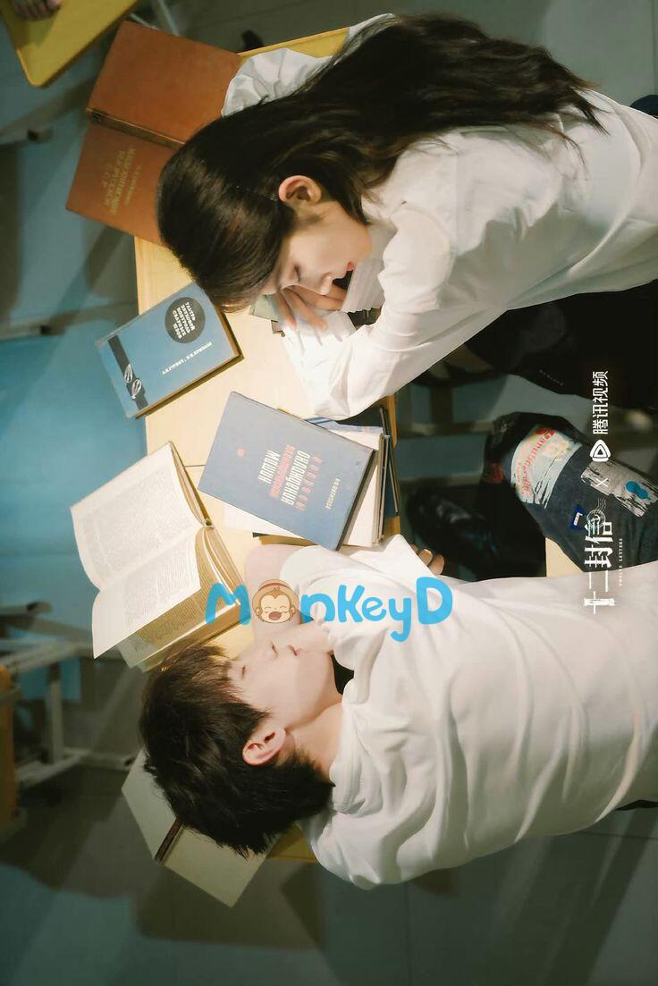 Bạn cùng bàn lén lút nhặt ve chai