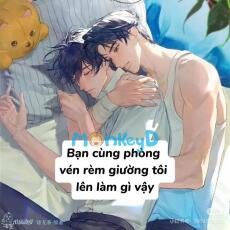 Bạn cùng phòng vén rèm giường tôi lên làm gì vậy