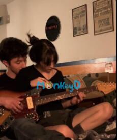 Tôi yêu thầm đàn anh cùng ban nhạc của anh trai tôi